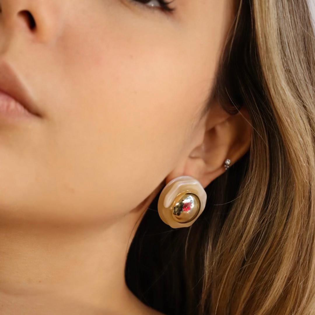 Brinco Orgânico Dourado com Resina