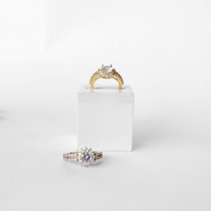 Anel zircônias elegante