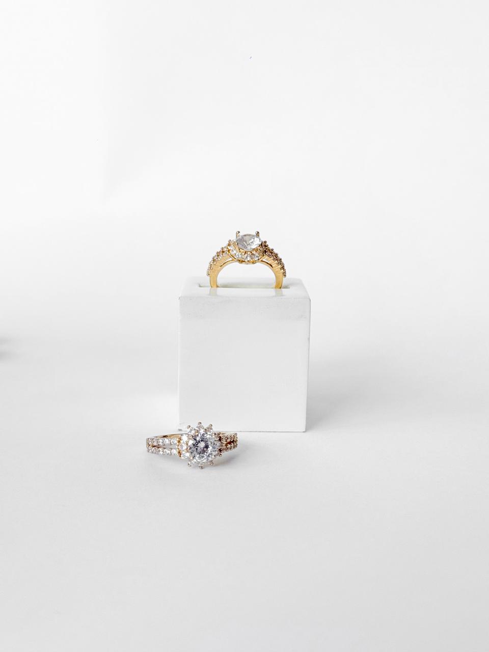 Anel zircônias elegante