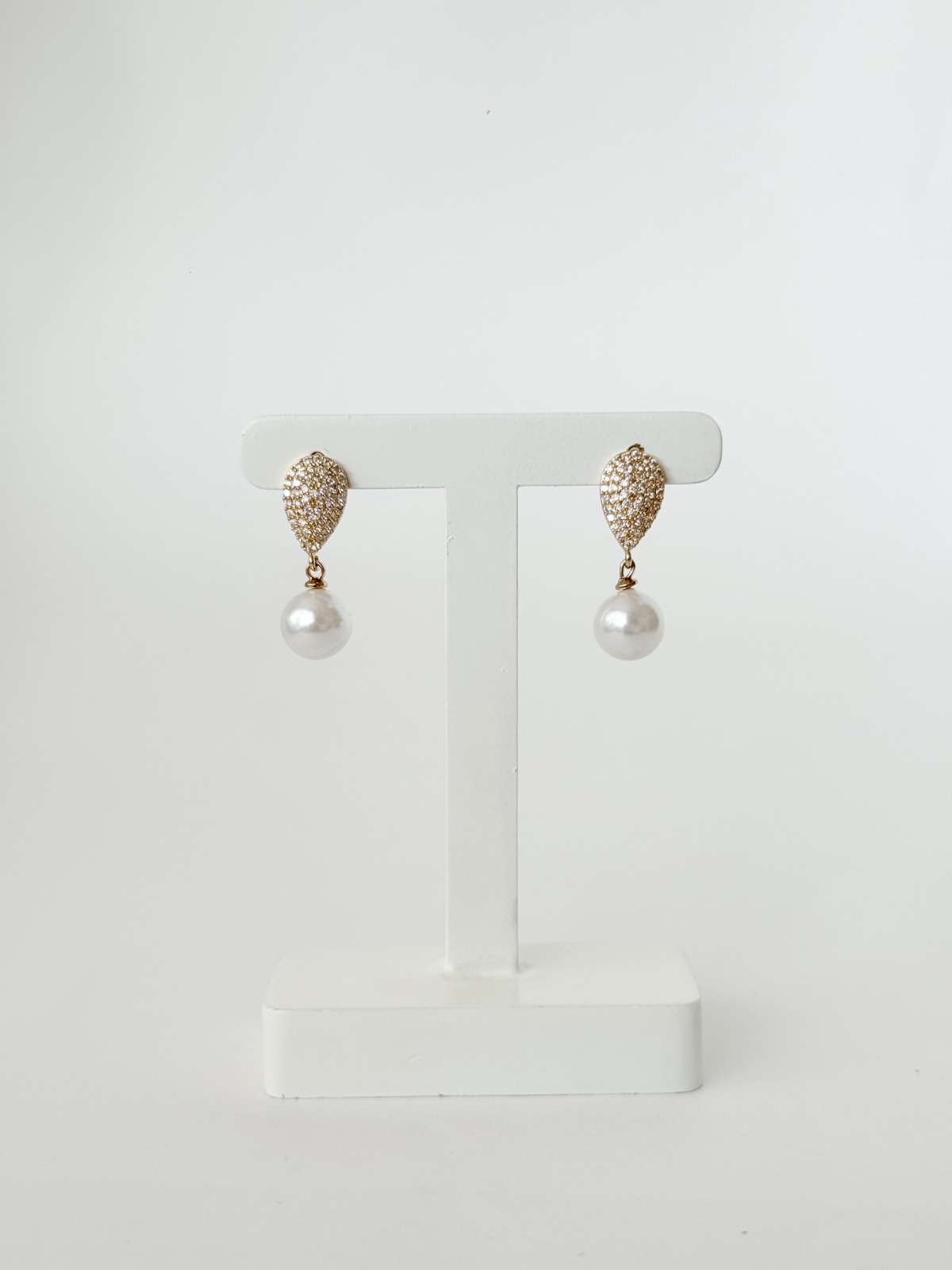 Brinco clássico gotas de zircônias e pérolas