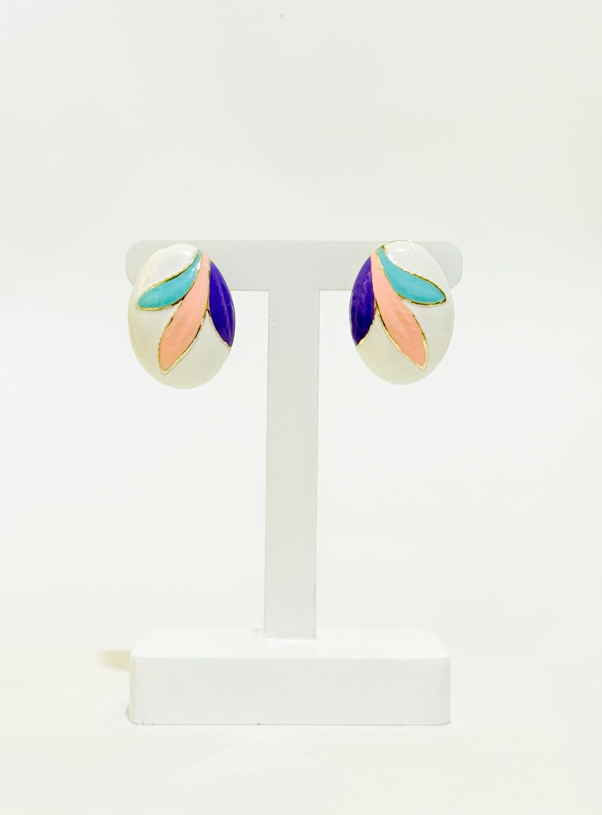 Brinco esmaltado oval follhas